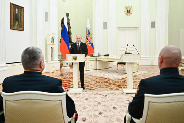 Путин вручил "Золотую звезду" командиру Веденину, сообщившему о взятии Гуляйполя