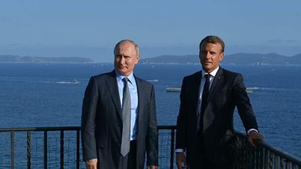 Владимир Путин и президент Франции Эммануэль Макрон во время встречи в резиденции президента Франции Форт Брегансон