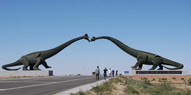 KissingDinosaurs01 KissingDinosaurs01 Целующиеся динозавры Эрэн Хото в Китае
