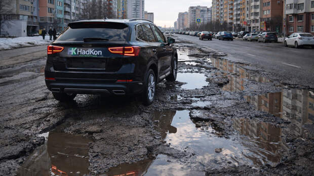 "Главный враг — вода". Почему в Барнауле каждую весну разрушаются даже новые дороги