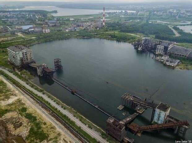 Затопленная фабрика технической соли, на заднем плане — действующая ТЭЦ Березнеки, в мире, интересно, пермский край, провал, шахты