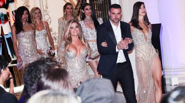 53-летняя Кармен Электра в полупрозрачном наряде закрыла модный показ