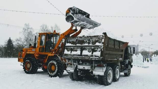 В Барнауле продолжается активная уборка снега