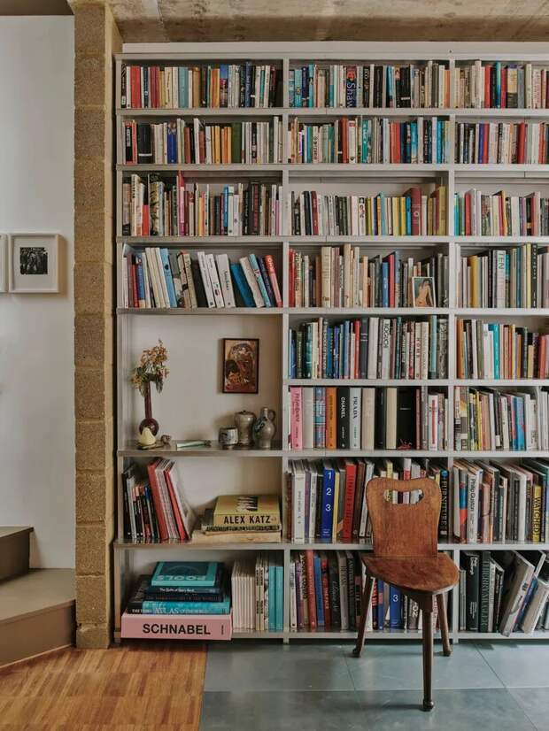 Нуждаясь в достаточном пространстве для хранения своей коллекции книг, Шоу спроектировал и построил алюминиевую книжную полку, занимающую всю стену. 