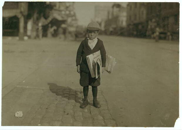 Юный разносчик газет. США, Нью-Йорк, 1915 год.