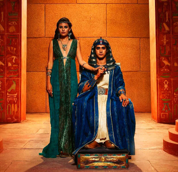 Тутанхамон и его жена-сестра Анхесенамон. Кадр из сериала «Тут» (2015 год).