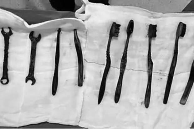 В Индии врачи извлекли из желудка пациента семь зубных щеток и два ключа