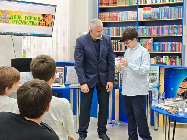 Школьники из Майкопа пообщались с ветераном СВО Денисом Давидовым