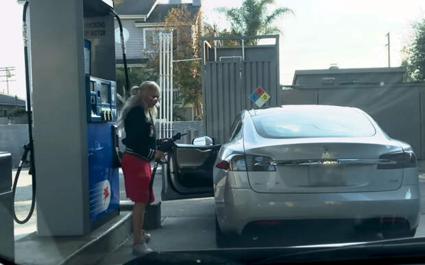 Девушка пыталась заправить бензином электромобиль