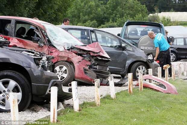 Авария в Великобритании: Vauxhall Vectra против 22 автомобилей