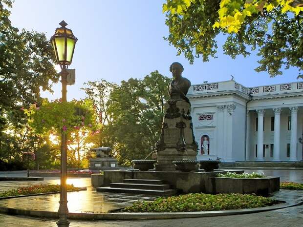 Памятник Пушкину, городская Дума и пушка с фрегата "Тигр"