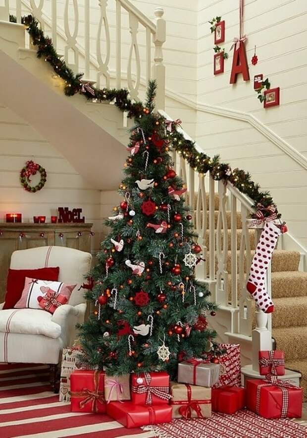 Дизайн интерьера. Потрясающие идеи украшения лестниц к Рождеству (73) (491x700, 288Kb)