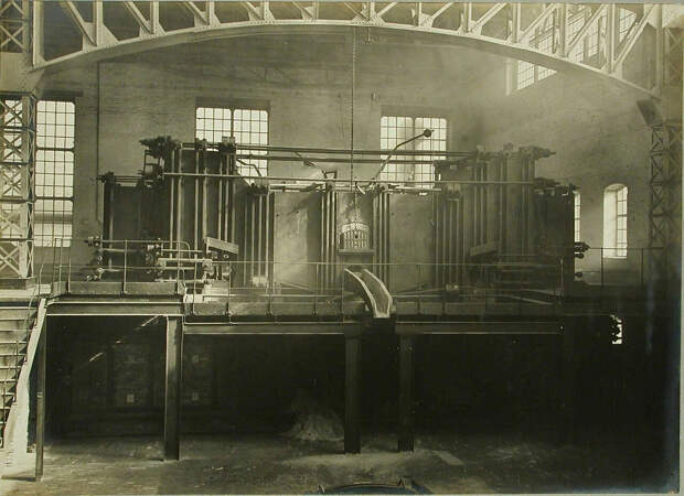 18. Общий вид печи, установленной в одном из цехов завода, и выпускного желоба. 14 декабря 1909