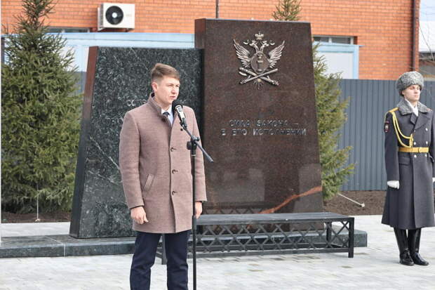 Памятник судебным приставам в Барнауле / Фото: Екатерина Смолихина / amic.ru