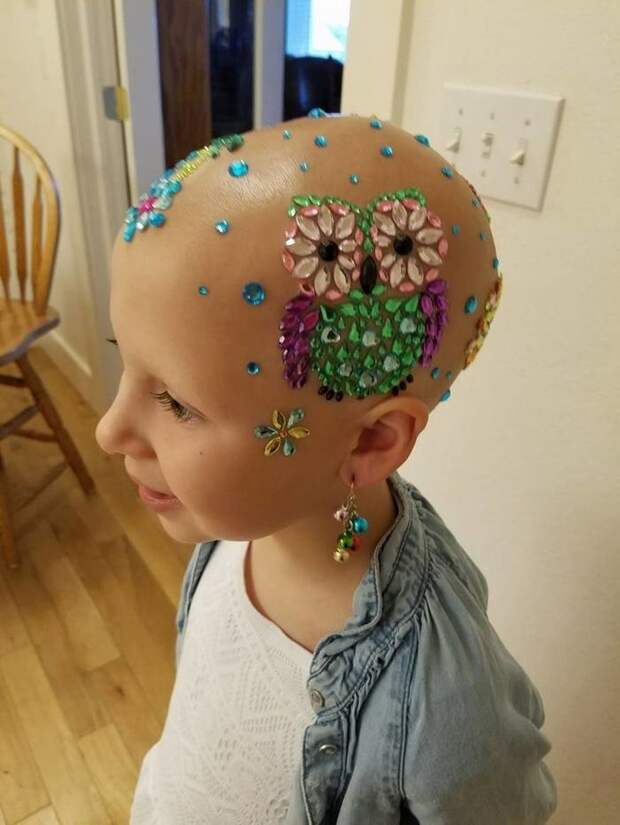 7-летняя девочка удивила многих на празднике, придя на него с красиво украшенной головой в мире, дети, люди