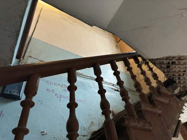 Поселившийся на лестничной клетке бездомный пугает жильцов краснодарской многоэтажки