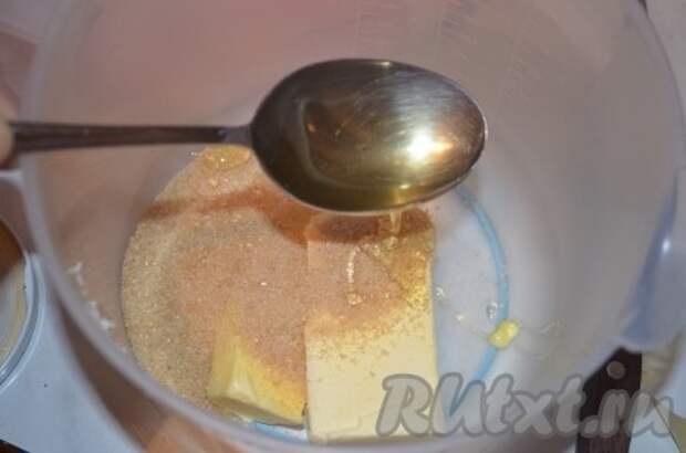 Мягкое масло взбить с сахаром, медом, солью.