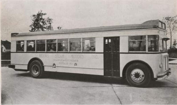 На мой взгляд инновативный автобус. Паровой двигатель упрощал управление техникой, а вагонный кузов вообще удивляет. В СССР первый вагонный автобус появился по моей памяти в 1937 года, то был прототип НИИГТ.
