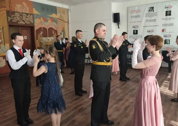 На Камчатке военнослужащие провели детский бал