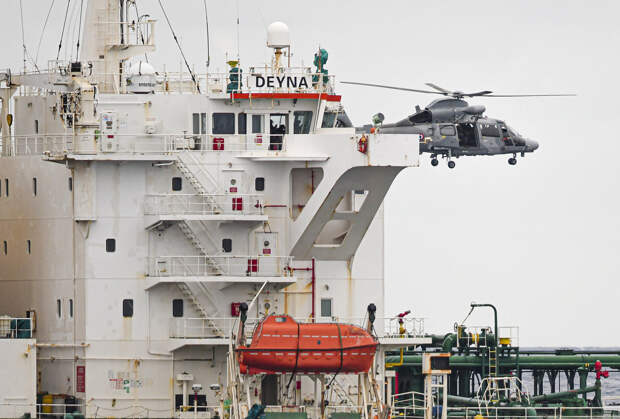 Франция отменила арест следовавшего из России танкера