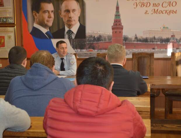 Сотрудники Госавтоинспекции Северного округа провели встречу с представителями автотранспортного предприятия. Фото: пресс-служба УВД по САО