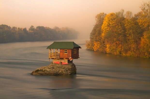 Домик на маленьком островке посреди реки.