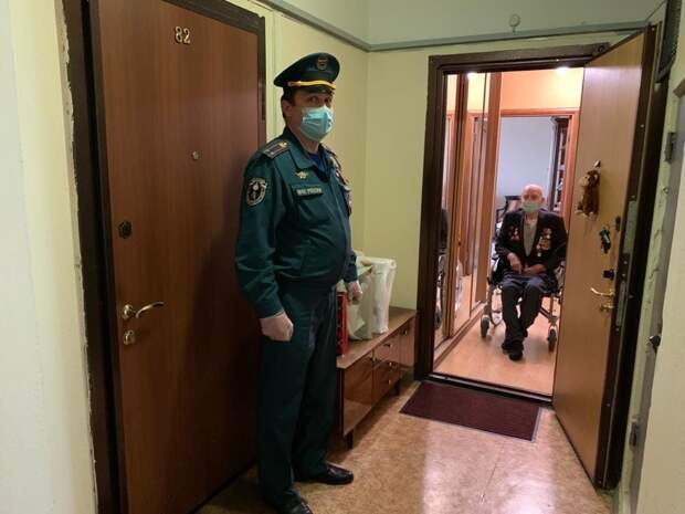 Визит к ветерану / Фото: Пресс-служба МЧС по ЮВАО