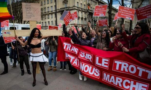 В 2011 году проститутки Парижа выходили на митинг против повышения штрафа за использование их услуг
