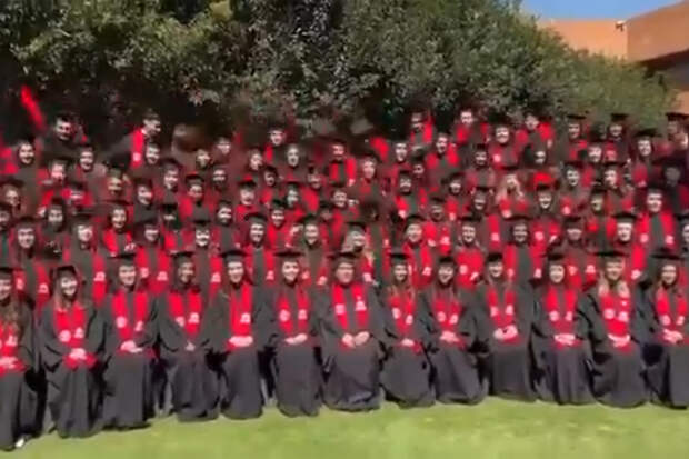 23 студента пострадали во время групповой съемки на выпускном и попали на видео