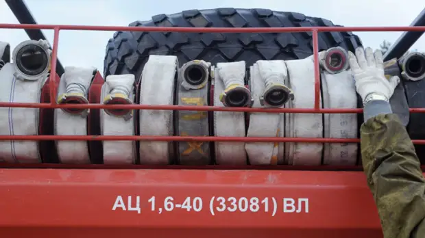 В Ленинградской области произошёл пожар в гаражной секции