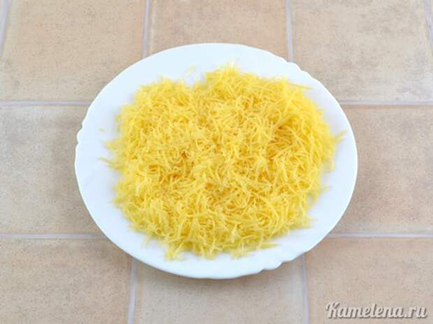 Крабовый салат с сыром и яйцами — 3 шаг