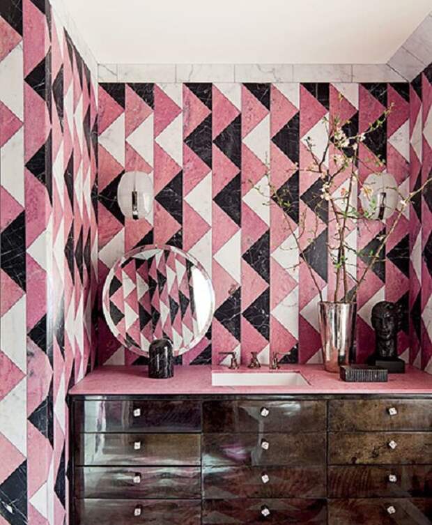 Прекрасный вариант совместить три цвета: розовый, черный и белый - в оформлении ванной комнаты.