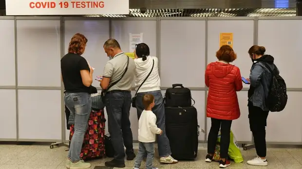 «Риски пока расцениваются как очень высокие»: Россия ввела карантин для прибывающих из ЮАР и соседних с ней стран