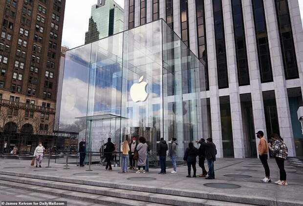 Магазин Apple на Пятой авеню в марте прошлого года и сейчас, с покупателями, стоящими в очереди на улице