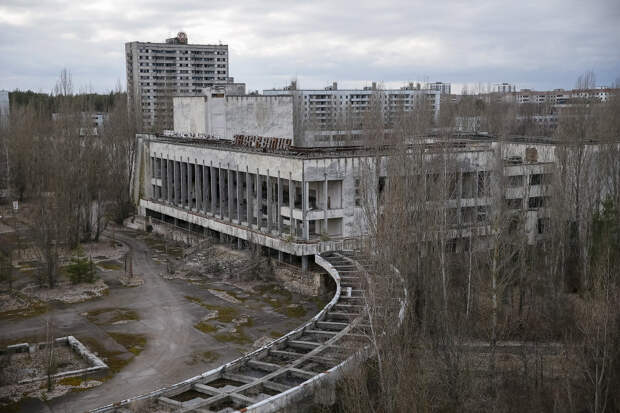 Вид на заброшенный город Припять