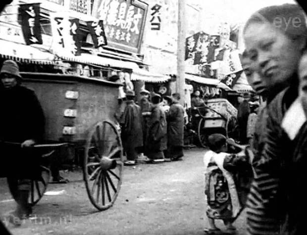 Улицы Токио в видео, снятом более 100 лет назад