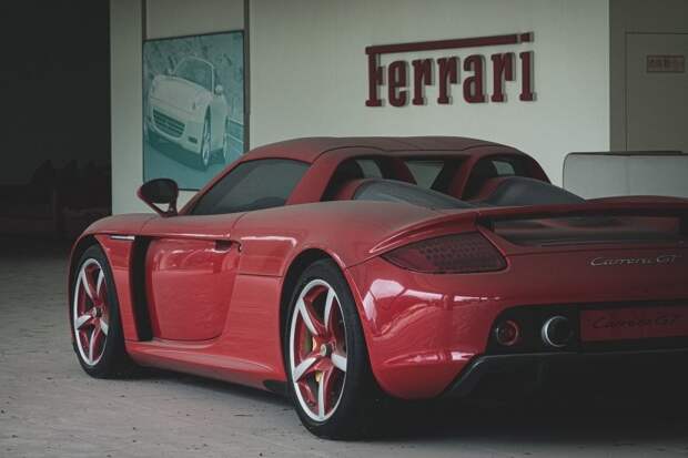 Porsche Carrera GT стоит уже 8 лет: заброшенный дилерский центр суперкаров в Китае
