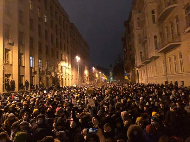Столкновения начались на акции протеста у офиса Зеленского