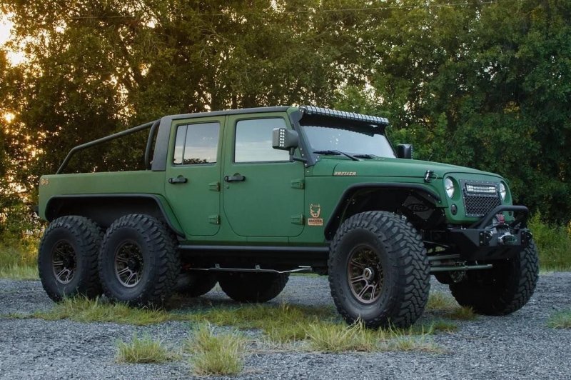 Кстати, Bruiser Conversions готова превратить в шестиколесное чудище модель последнего поколения JL и даже "позапрошлый" Wrangler TJ. Интересно, много ли найдется желающих? 6x6, Wrangler, jeep, jeep wrangler, авто, автомобили, внедорожник, тюнинг