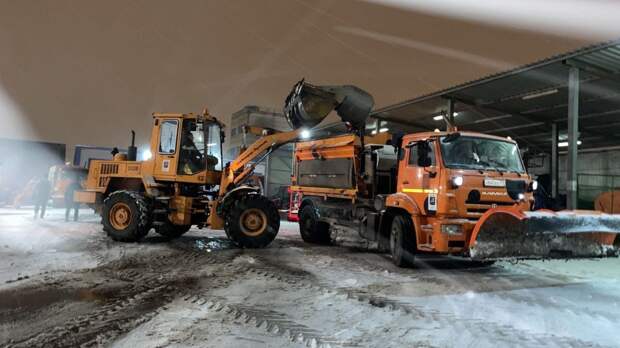 Свыше 30 единиц техники в Южном Медведкове вышли на борьбу со снегом