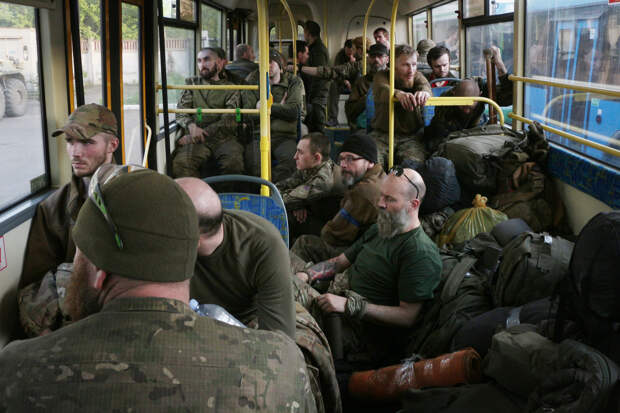 Вывоз сдавшихся украинских военных с территории завода "Азовсталь" в Мариуполе. Фото © ТАСС/АР 