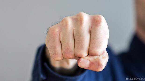 Школьник и взрослый мужчина избили подростка за отказ отдать им банковскую карту