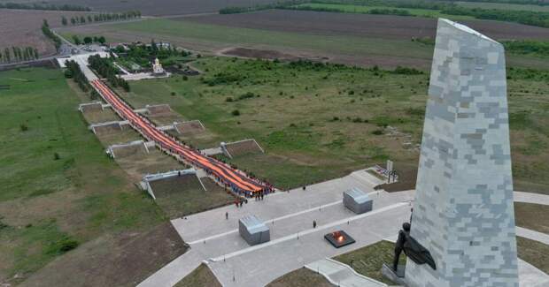 Память жива: в ДНР развернули 300-метровую георгиевскую ленту в честь Дня Победы