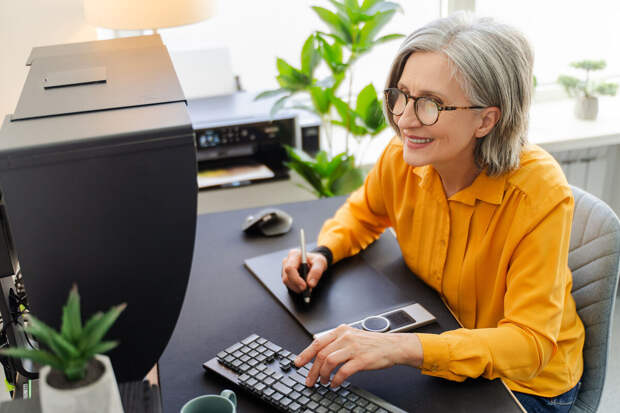 Экономист Балынин: матери трех детей могут выйти на пенсию в 57 лет в 2026 году