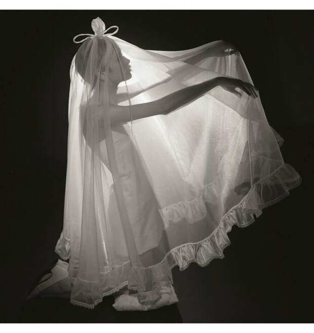 White-Weddings-Twiggy-British-Vogue-February-1967-©-Norman-Parkinson-768x816.jpg