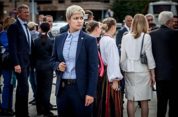 На страже жизни и безопасности президента Литвы стоит крутая блондинка с татухами 