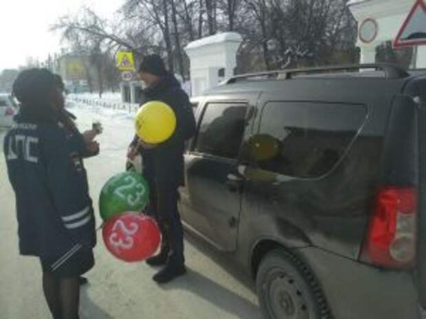 Сотрудницы ГИБДД Невьянска поздравили водителей с 23 февраля