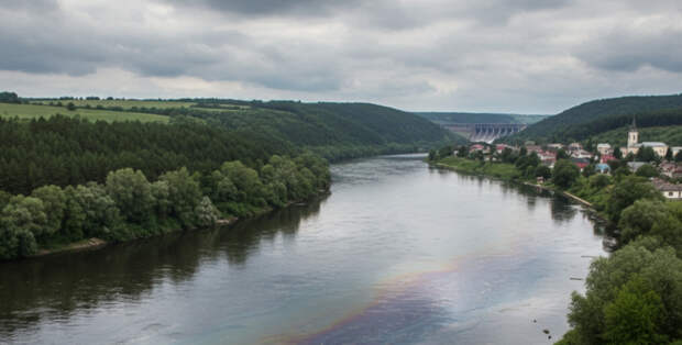 Нефтяное пятно на Днестре угрожает водоснабжению Молдовы