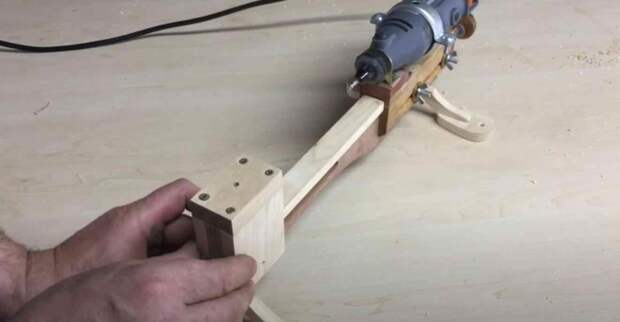 Интересная идея для мастерской: как сделать мини токарный станок по дереву (из гравера)
