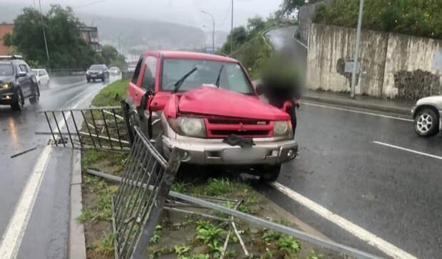 Как шампуры: внедорожник устроил эпичное ДТП во Владивостоке